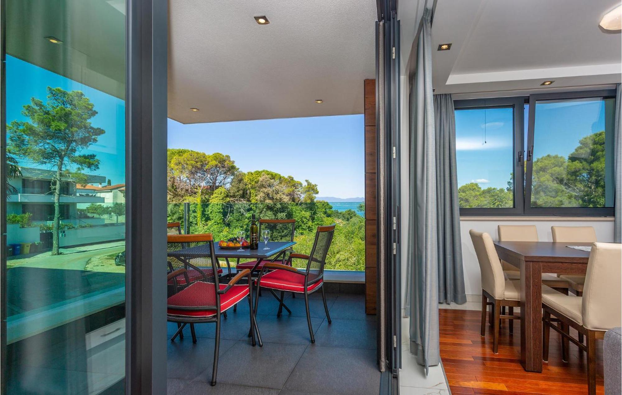 Stunning Apartment In Malinska With Kitchen ภายนอก รูปภาพ