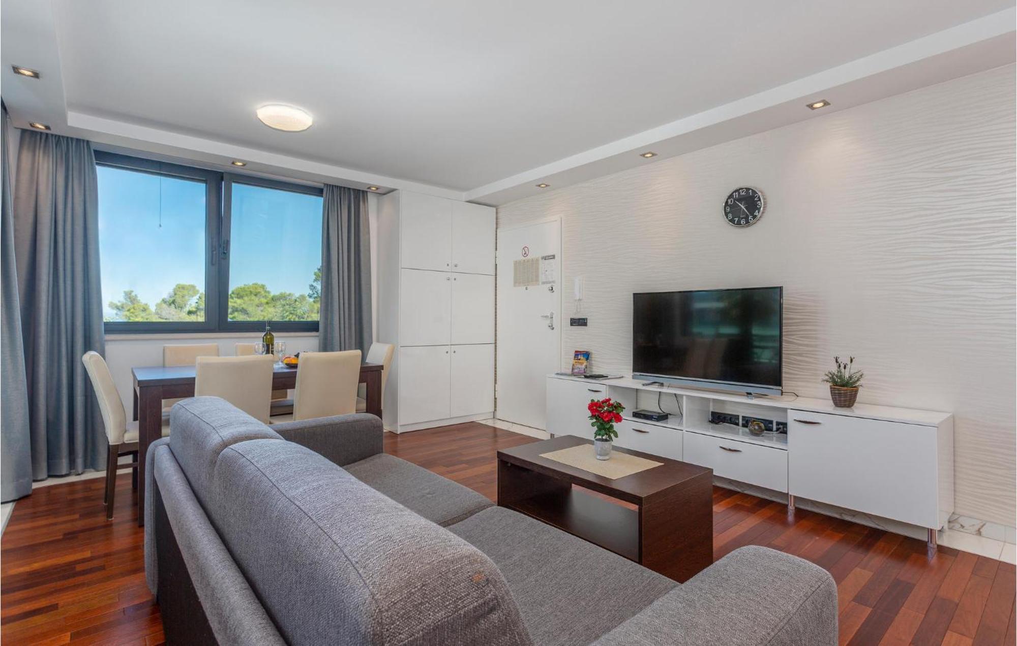 Stunning Apartment In Malinska With Kitchen ภายนอก รูปภาพ