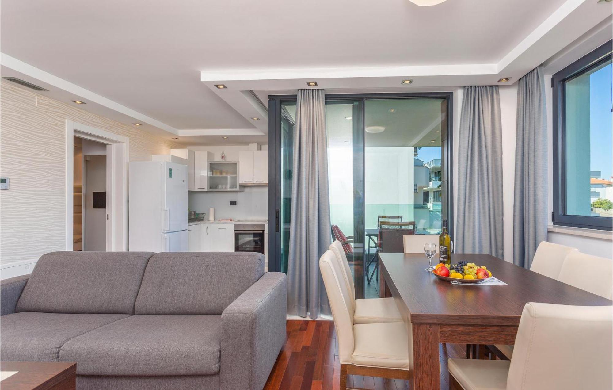 Stunning Apartment In Malinska With Kitchen ภายนอก รูปภาพ