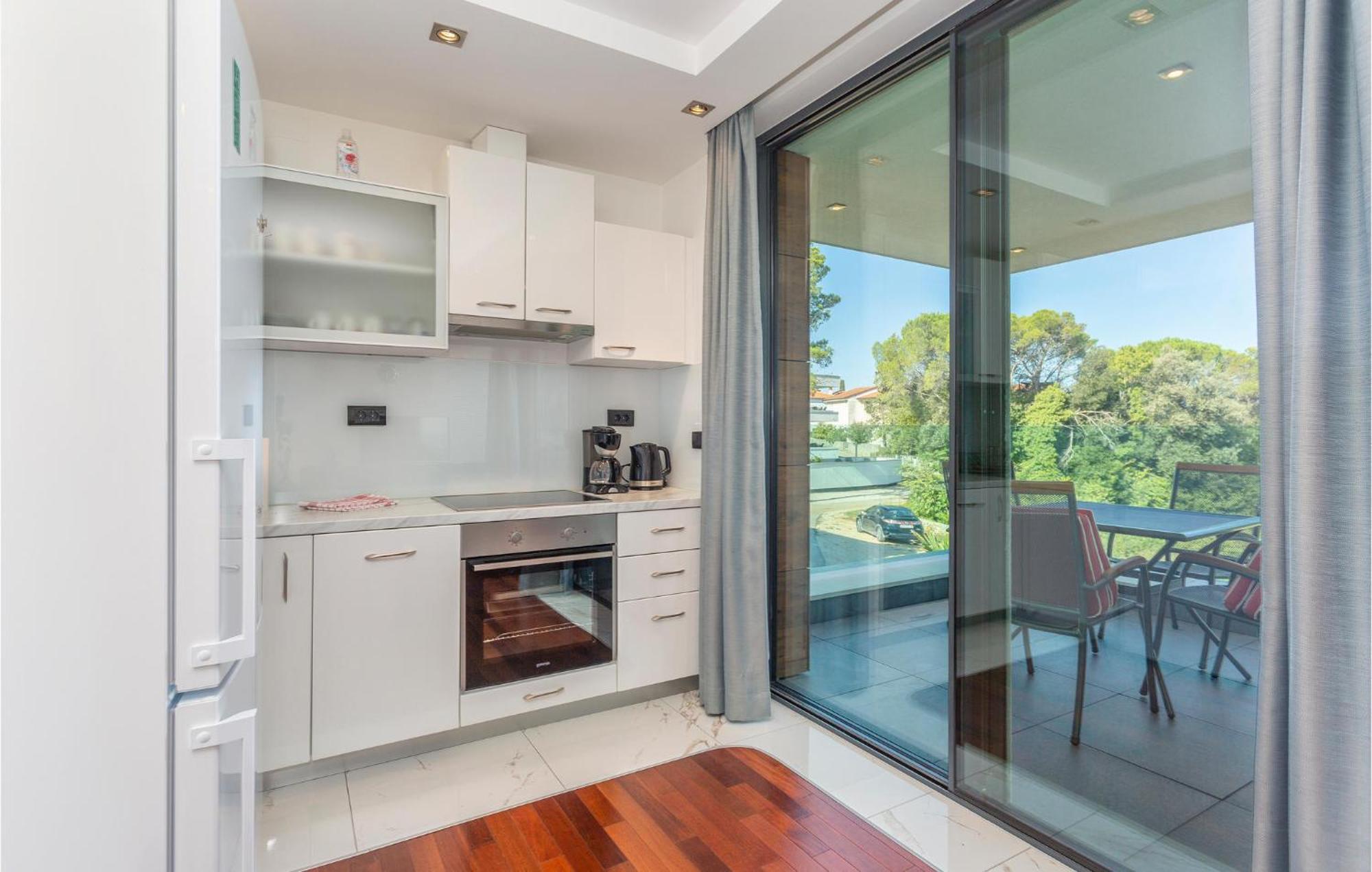 Stunning Apartment In Malinska With Kitchen ภายนอก รูปภาพ