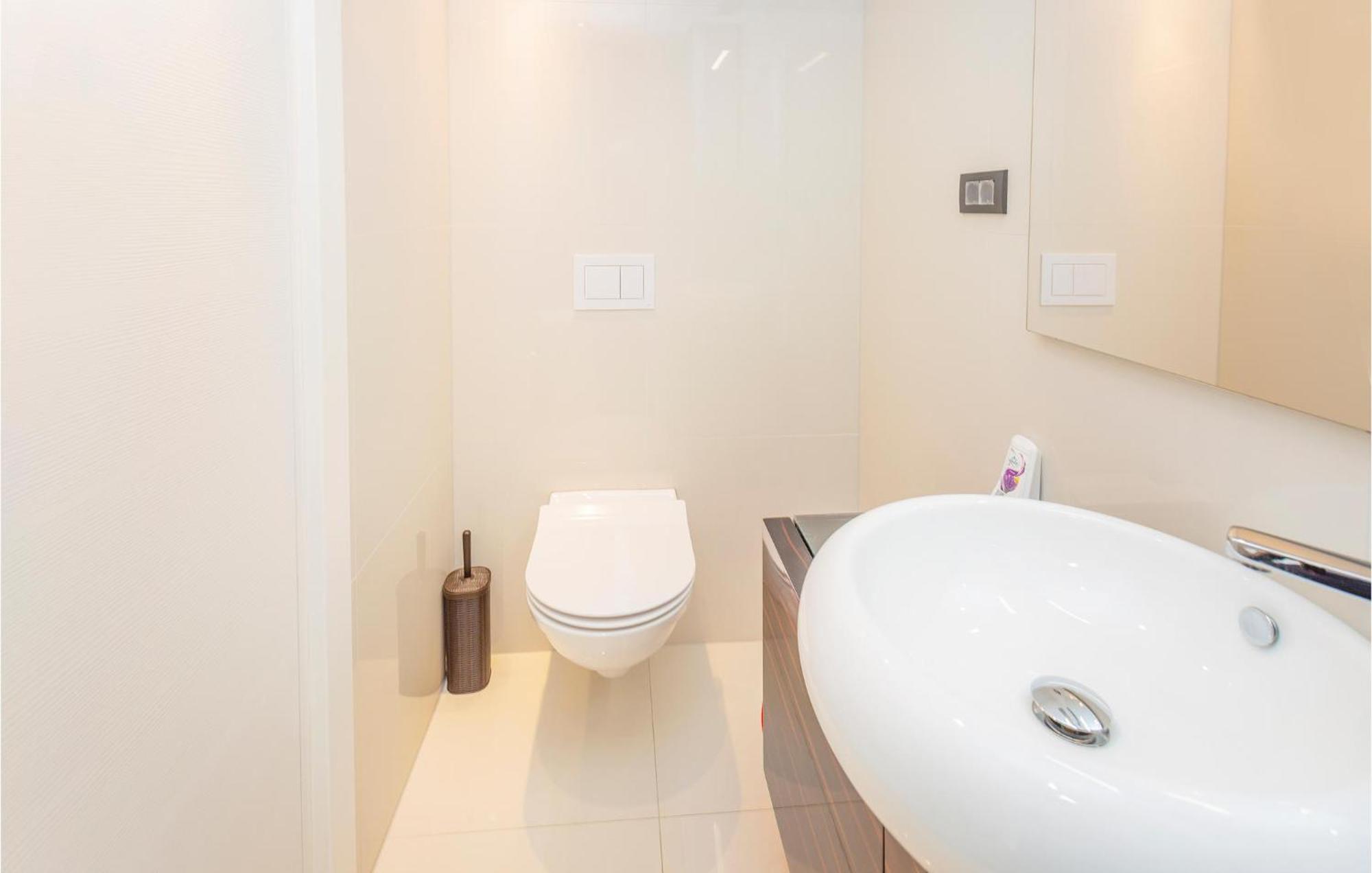 Stunning Apartment In Malinska With Kitchen ภายนอก รูปภาพ